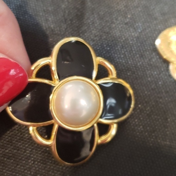 Vintage black enamel and pearl earings - Picture 5 of 6